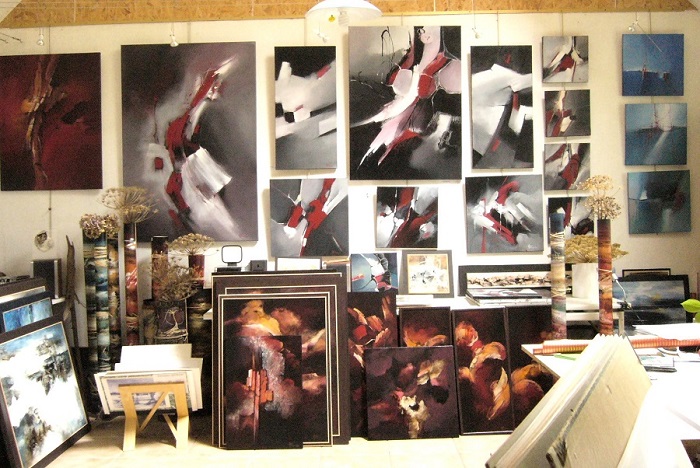 L'atelier de la pintre contemporaine Fabienne Quinsac vers 2009, avec des tableaux de plusieurs priodes (Plantes et feux d'enfer, Noirs et gris, Constructions marines...) 