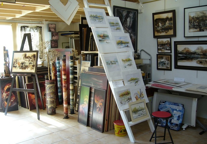l'atelier de l'artiste-peintre Fabienne Quinsac, en 2008, avec des aquarelles, des oeuvres au goudron et des acryliques