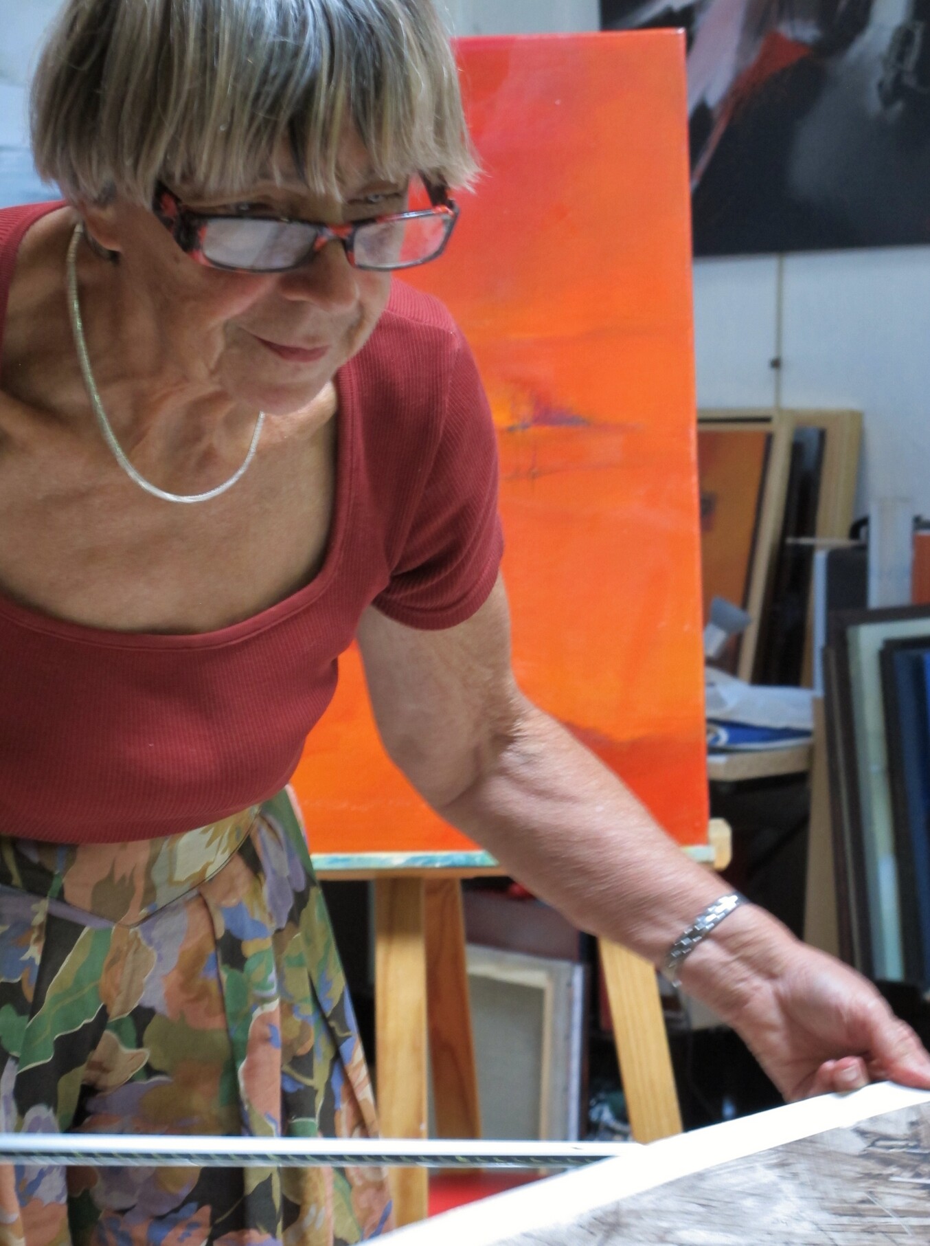 Fabienne Quinsac - La peintre au travail dans son atelier,  Saint-Ay (Loiret), en 2013