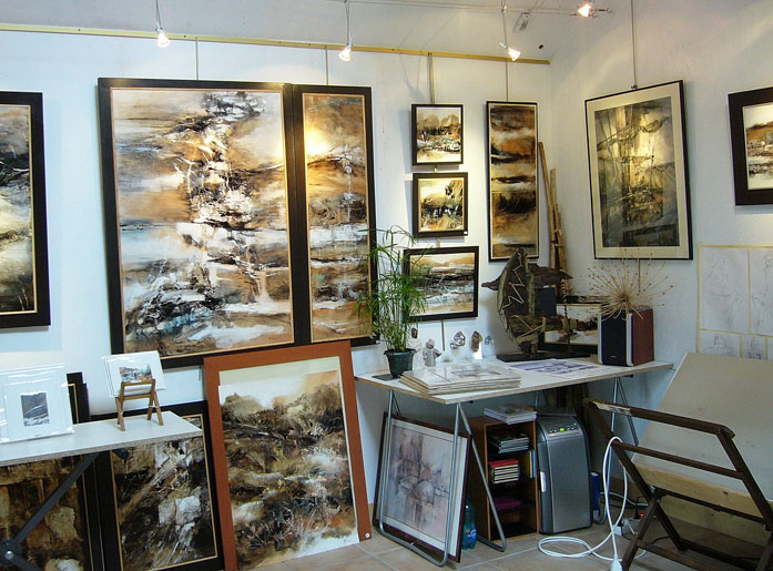 Des tableaux au goudron ou en technique mixte goudron-acrylique dans l'atelier de l'artiste-peintre Fabienne Quinsac en novembre 2006